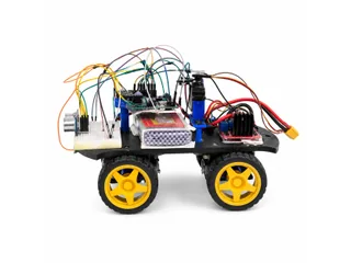Fotografía de Vandelvira Engineers de su coche robot completo, con ruedas amarillas, chasis propio y sensores sobre el cuerpo.