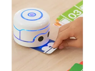 Kamibot Pi blanco de cuerpo redondeado con indicadores y sensores frontales.