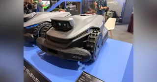 Sunseeker S3 LiDAR blanco y negro expuesto sobre césped artificial en el estand de la marca en IFA 2026.