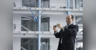 Fotografía oficial de BionicOpter en vuelo junto a su operador.