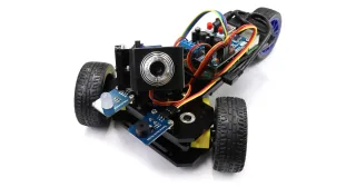 Freenove 3WD Robot Car montado con cámara sobre el chasis.