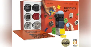 Caja Cubelets Curiosity abierta con los bloques robóticos magnéticos del conjunto.