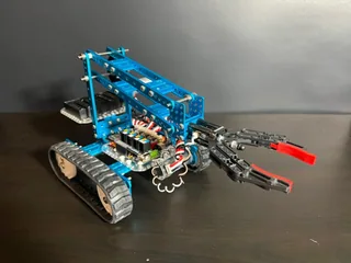 Montaje de Ultimate 2.0 con orugas y brazo de agarre durante la prueba de CNX Software