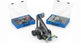 Clawbot de VEX IQ de segunda generación junto a piezas y cajas del Education Kit