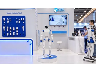 Humanoides RP1 en el expositor de RoboParty durante IROS 2026