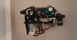 Fotografía del Team Çakatech de su coche robot completo, construido con piezas LEGO y electrónica visible.