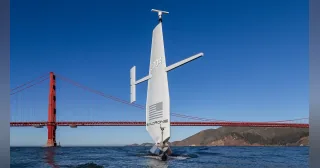 Saildrone Surveyor SD-3004 navegando en la bahía de San Francisco.