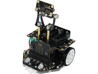 Fotografía oficial del Maqueen Plus V3 con portapilas AA, placa micro:bit instalada y sensor de distancia sobre un soporte metálico.
