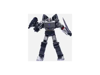 Megatron Flagship de Robosen gris y negro en posición erguida con accesorios en las manos