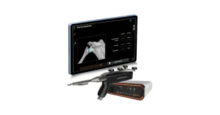 Imagen de producto de CORI XT con el instrumento robótico de mano y una pantalla que muestra la planificación de una intervención de hombro.