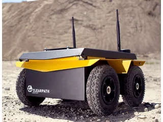 Jackal J100 de Clearpath con cuatro ruedas sobre terreno exterior