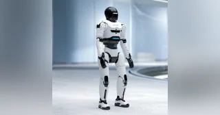 Imagen oficial de 4NE1 Mini, un humanoide compacto blanco y negro, de pie en una sala de exposición.