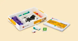 Caja abierta del kit LEGO Education Computer Science & AI 45521 con piezas y componentes