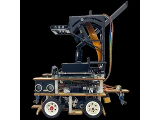Fotografía de Fire On All Cylinders de su robot completo visto de lado, con plataformas de madera, ruedas claras y soporte elevado de percepción.