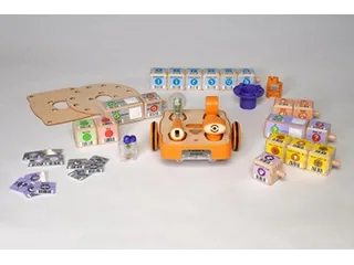 Robot KIBO con los bloques, sensores y plataformas del kit KIBO 18