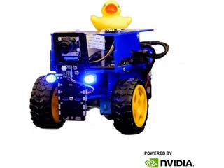 Duckiebot con chasis azul y amarillo, dos ruedas, cámara y un patito de goma encima.