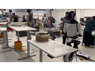 Demostración de Optimus de Tesla doblando una camiseta.