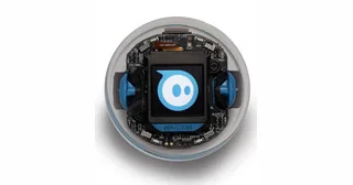 Sphero BOLT+ con carcasa transparente y una cara azul en su pantalla LCD