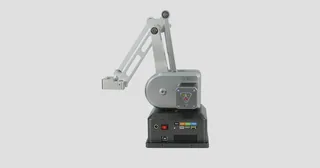 Imagen oficial del ultraArm P340 metálico, con su base de sobremesa y el brazo extendido.