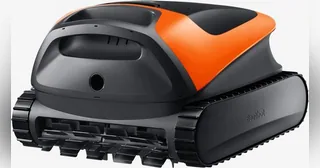 Render oficial del Beatbot Sora 30 naranja, con cepillo frontal y orugas.