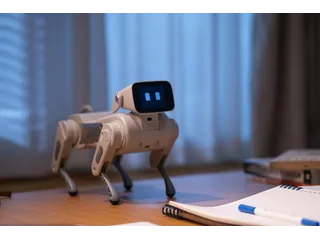 Imagen promocional oficial de Gogobot D1 completo, con cuatro patas articuladas y pantalla facial, sobre un escritorio.