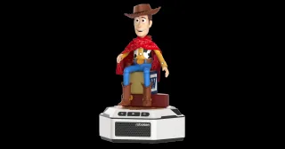 Render oficial de Mini Woody de Toy Story 5 con sombrero y bandana, colocado sobre la base de Robosen.