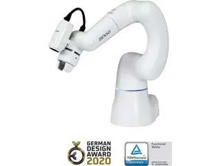 Brazo colaborativo blanco DENSO COBOTTA con herramienta final, en una imagen oficial con distintivos de diseño y certificación