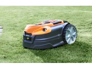 Imagen oficial del cortacésped LawnMaster OcuMow 18 completo sobre césped.