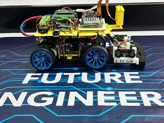 Fotografía publicada por Equipo CICSA de CICSA Future Engineers 2025, con el cuerpo completo, sus ruedas y los sensores visibles en el montaje físico.