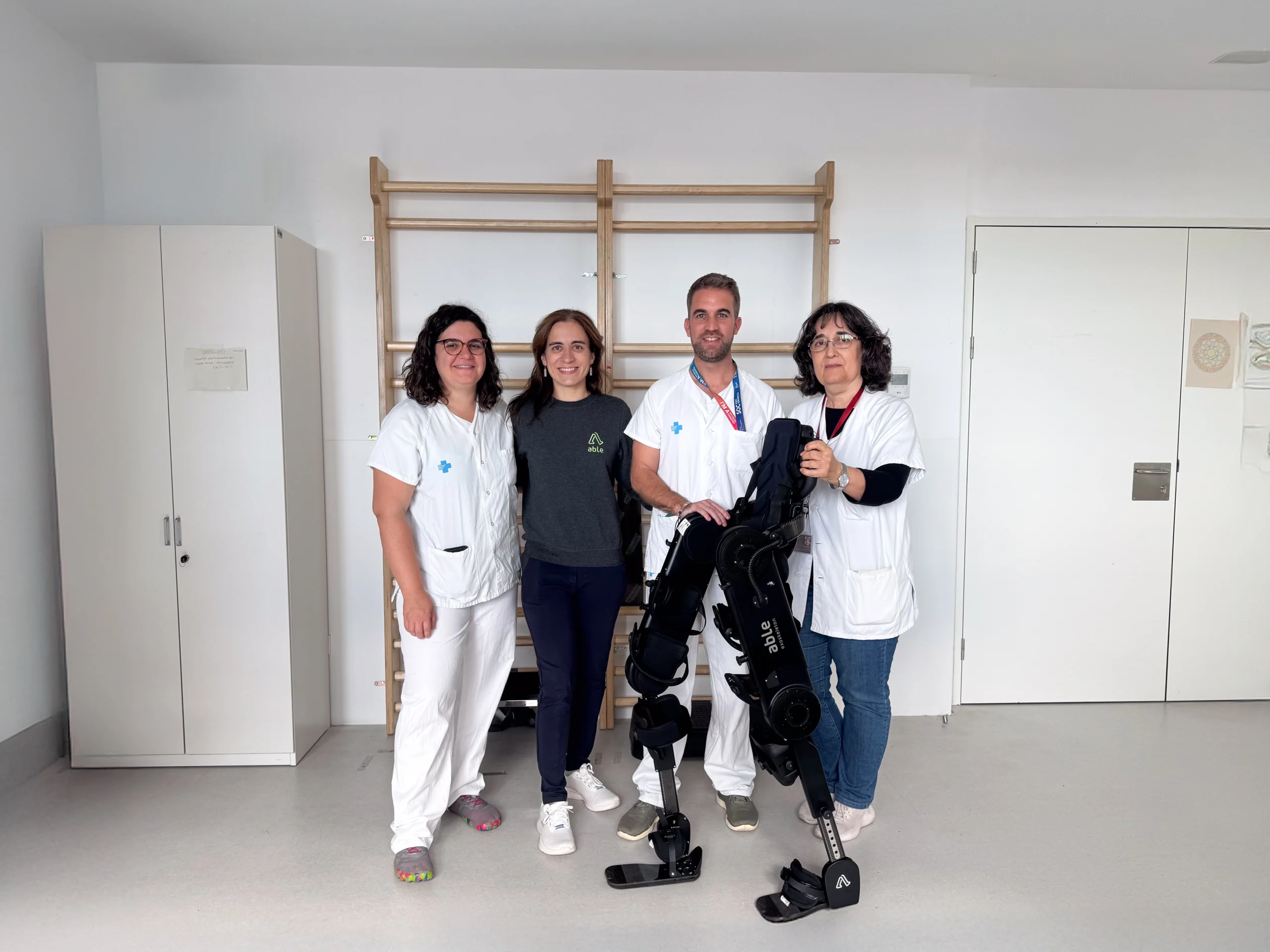 Exoesqueleto ABLE completo, desde el apoyo del tronco hasta ambos pies, junto al equipo del Hospital Universitari de Bellvitge.