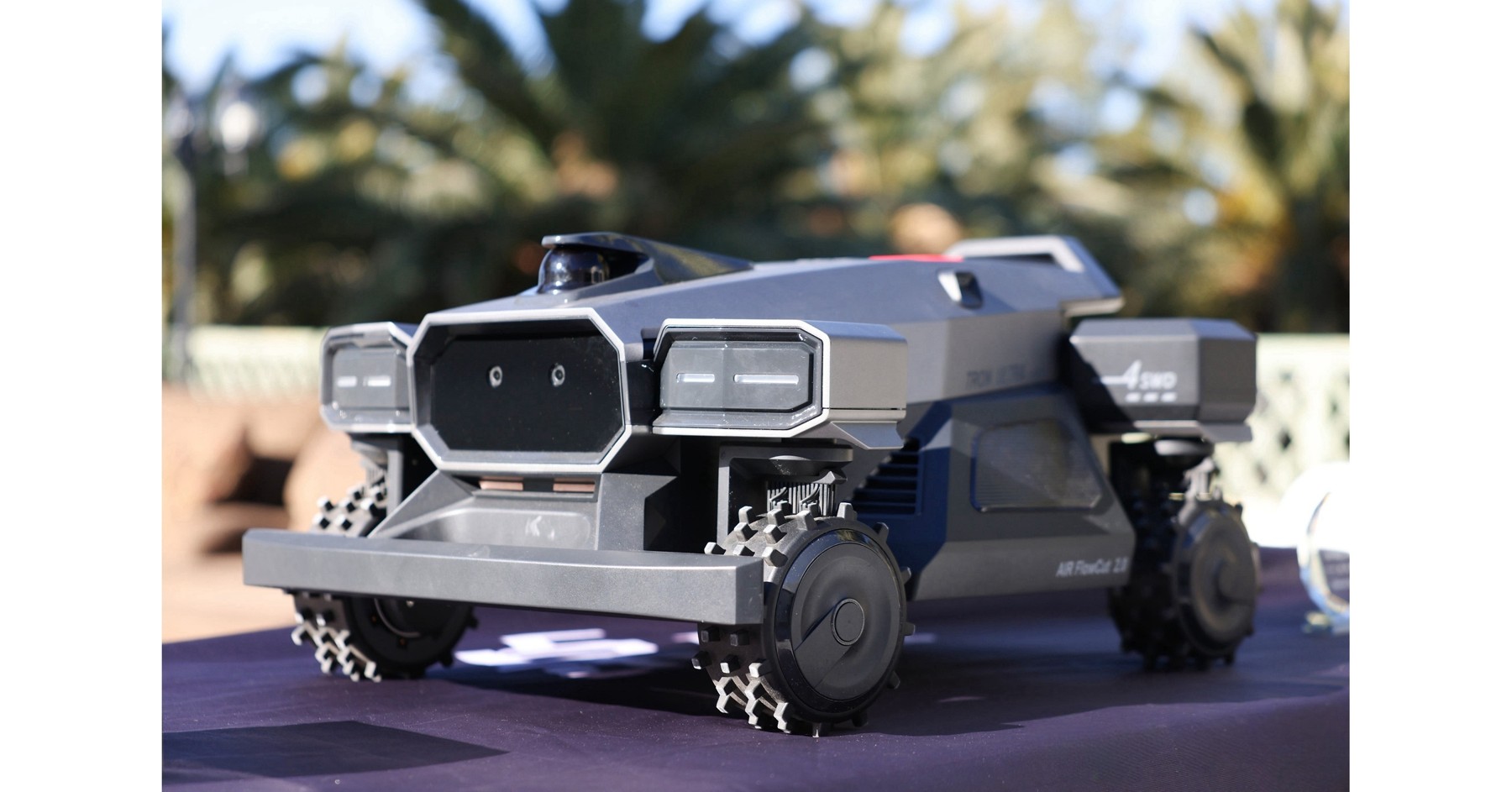 Imagen oficial de AIRSEEKERS Tron Ultra completo en un jardín.
