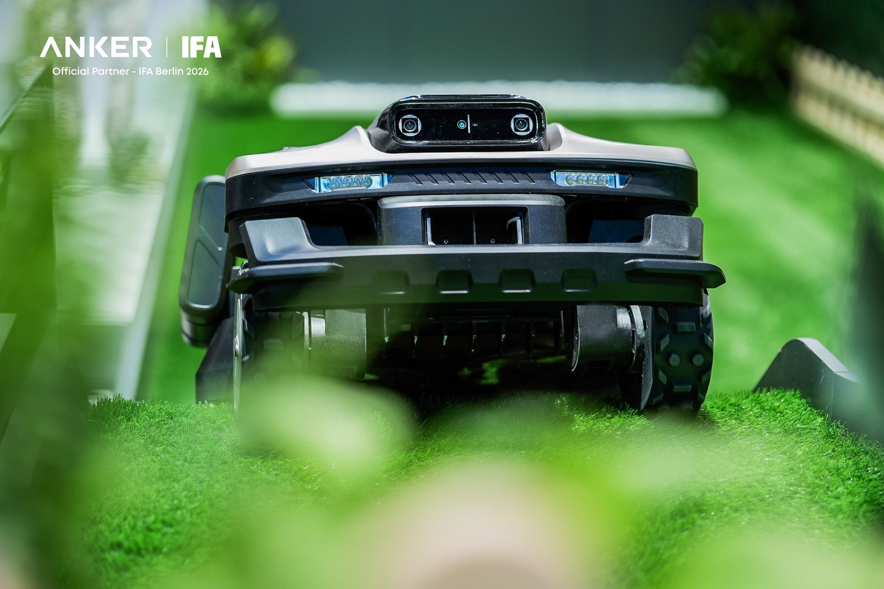 Imagen promocional oficial de Anker eufy S2 Max completo sobre césped, publicada por Anker en el anuncio de IFA 2026.