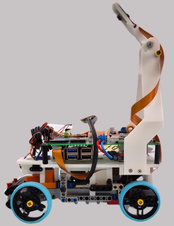 Fotografía publicada por Team Astra, NEO de su vehículo educativo ASTRA NEO 2026, con el cuerpo, ruedas y sensores visibles en el montaje físico.