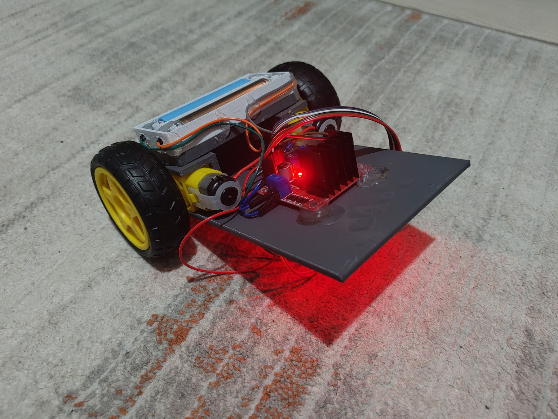 Fotografía de Berat Tezer del robot de equilibrio completo sobre el suelo, con dos ruedas y la electrónica visible en su placa impresa.