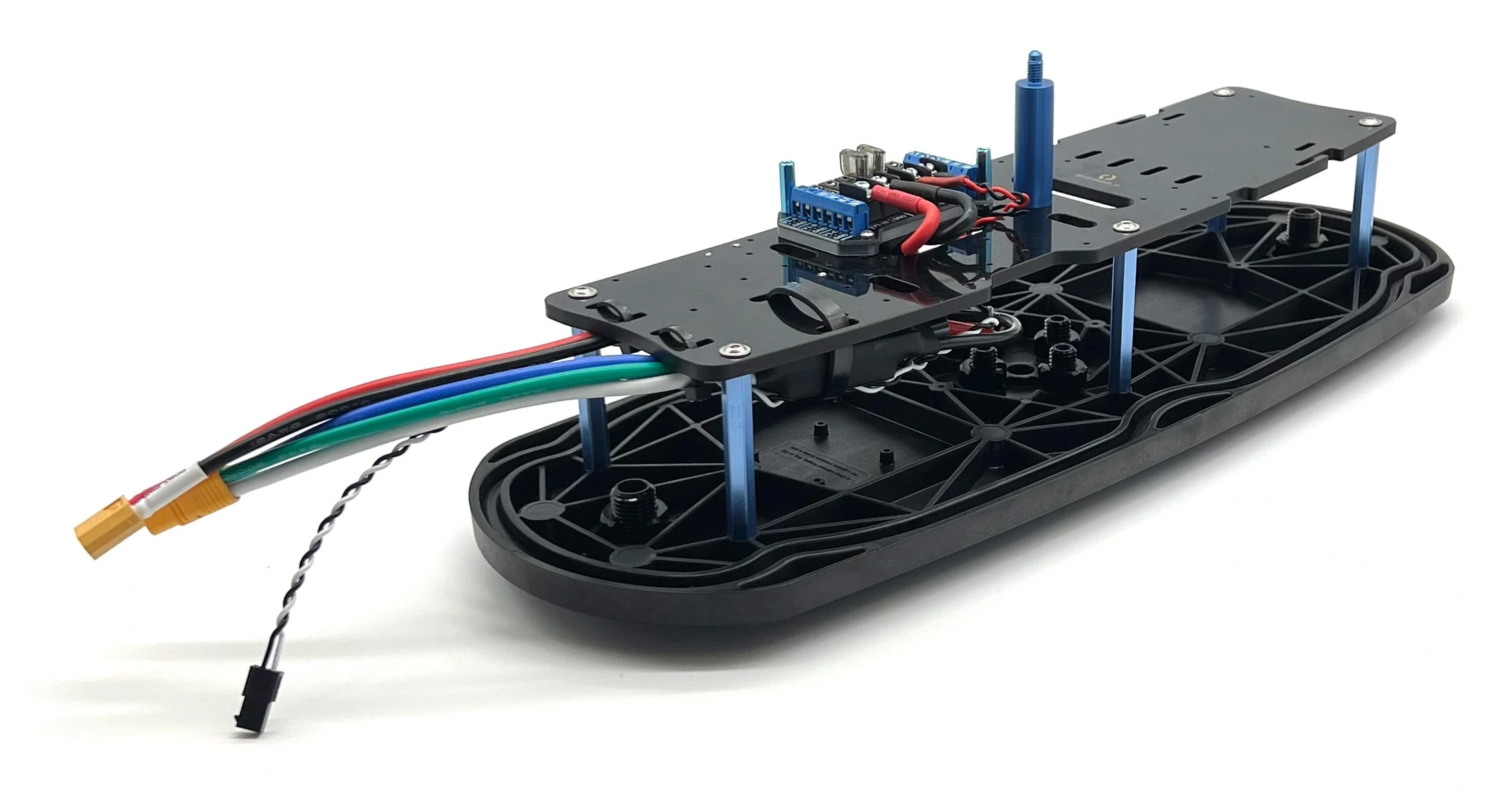 BlueBoat equipado con instrumentación en una fotografía oficial de Blue Robotics.