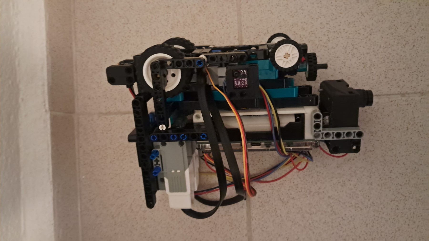 Fotografía del Team Çakatech de su coche robot completo, construido con piezas LEGO y electrónica visible.