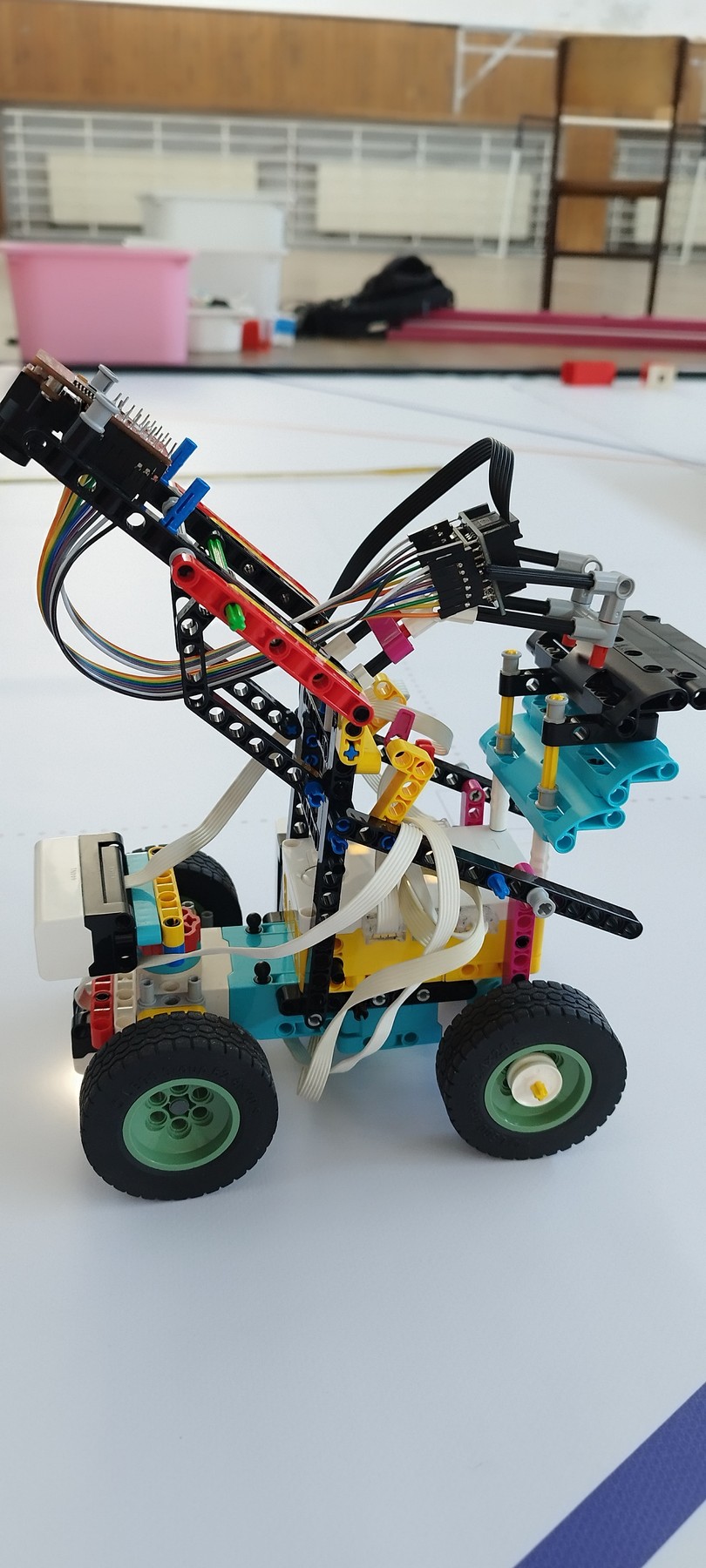 Fotografía de Controlled C.H.A.O.S. de su coche robot completo, construido con piezas SPIKE Prime y un soporte inclinado de percepción.