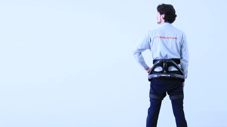 Trabajador con HAL-LB03 en la cintura, fotografiado por CYBERDYNE.