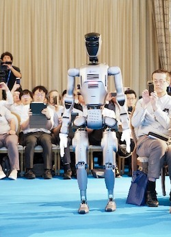 DOBOT Atom físico de cuerpo completo ante asistentes en la presentación de Nagoya
