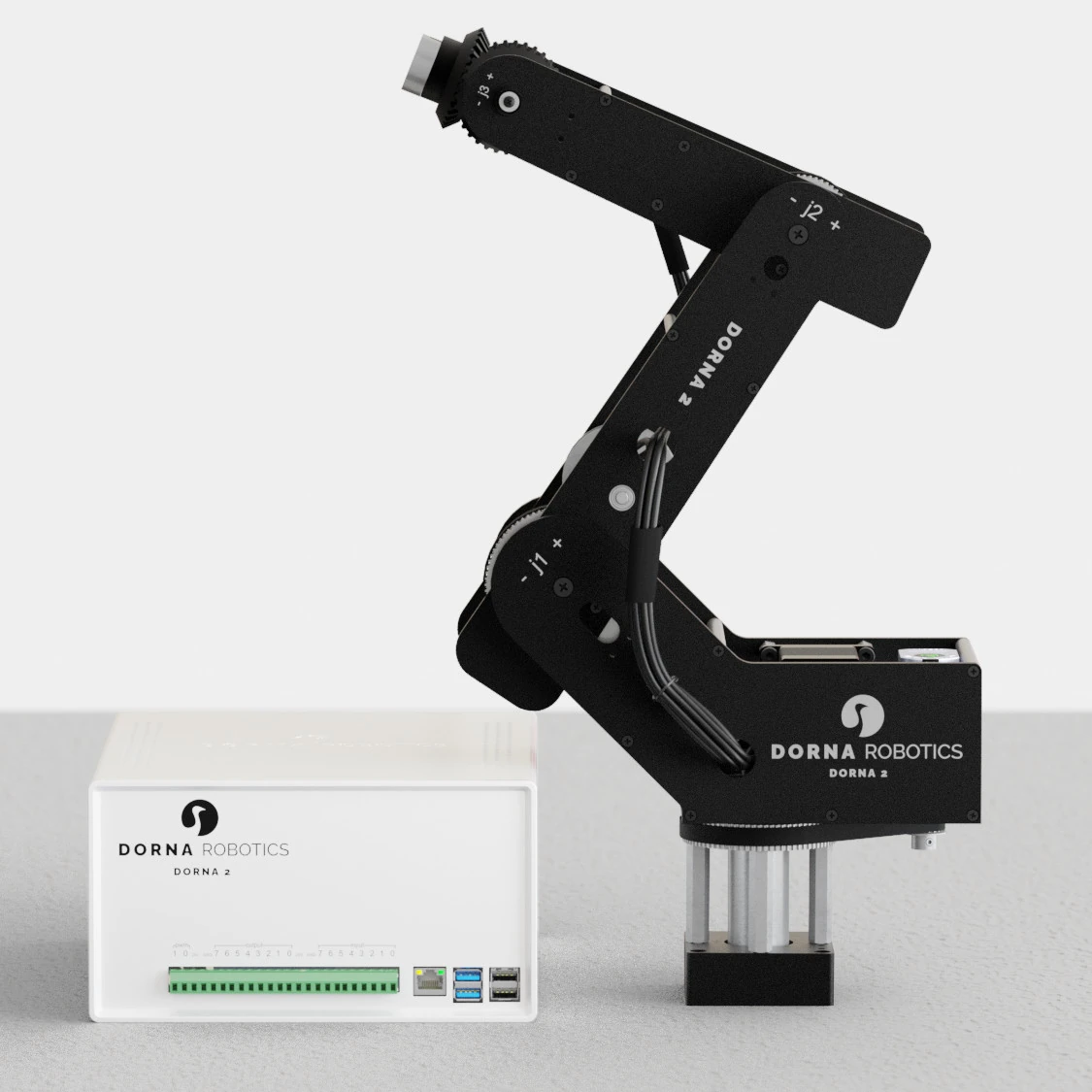 Imagen de producto de Dorna 2 Black de cuerpo entero junto a su controlador.