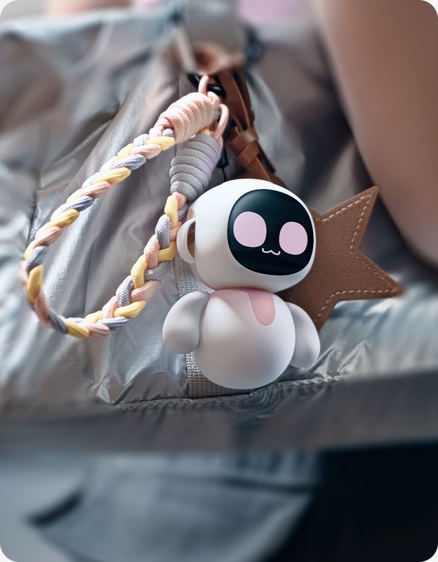 Fotografía oficial de un Eiliko blanco y rosa sujeto a una mochila gris.