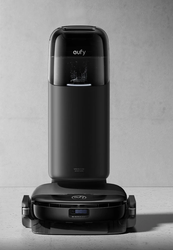 eufy S1 Pro negro acoplado a su estación de mantenimiento.