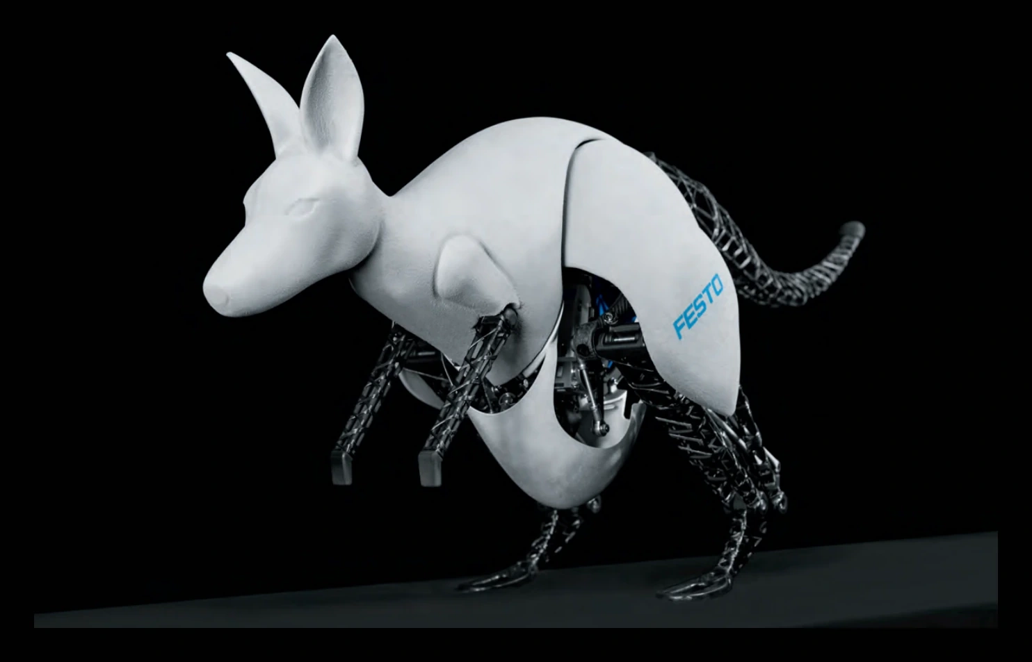BionicKangaroo de Festo completo, con patas articuladas y cola visibles durante un salto.