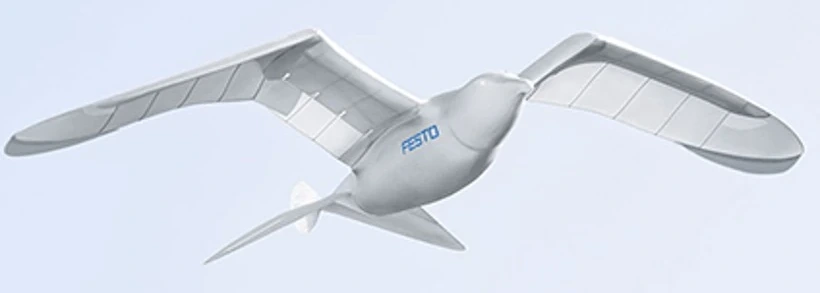 SmartBird de Festo completo, con ambas alas extendidas en vuelo.