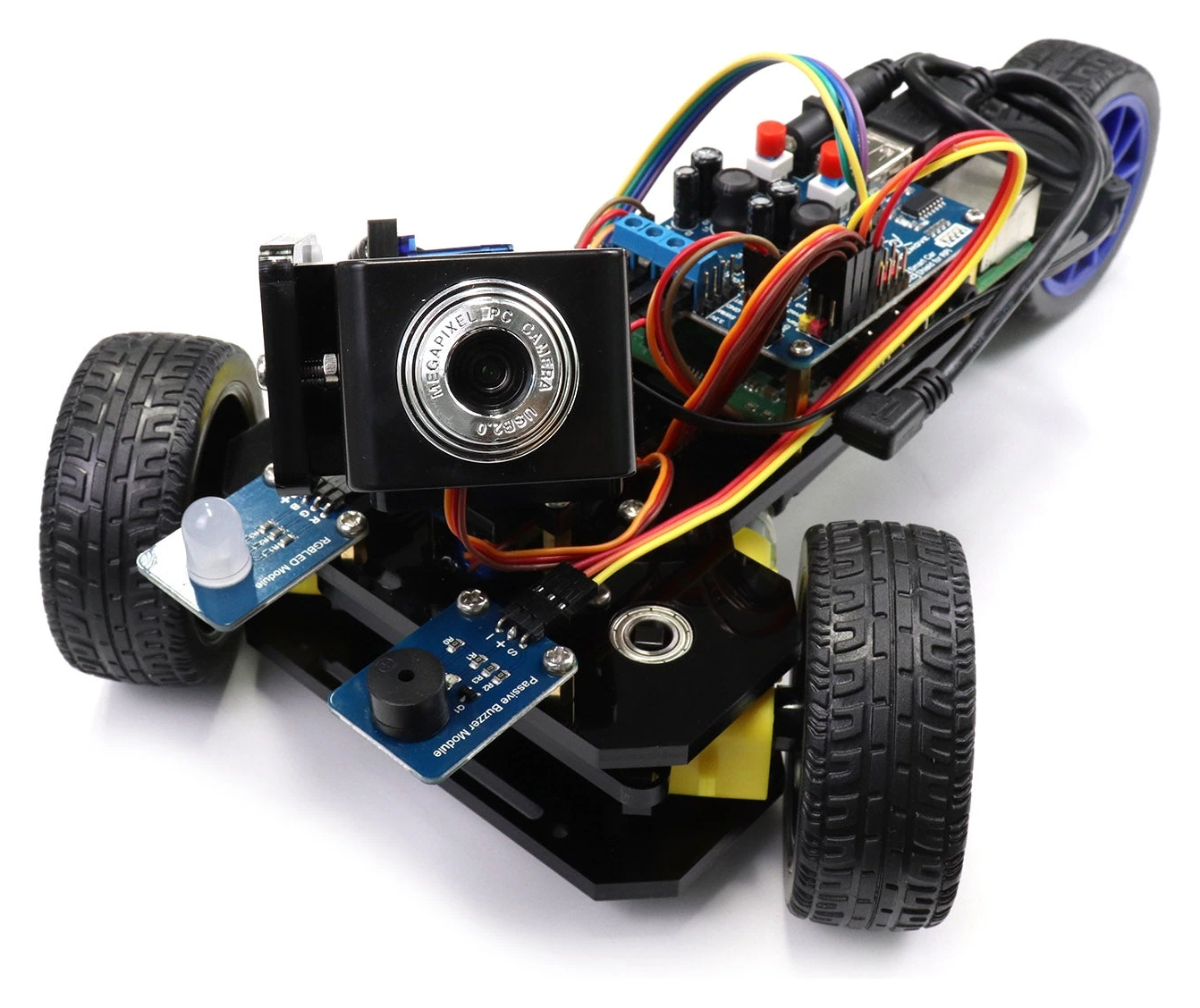 Freenove 3WD Robot Car montado con cámara sobre el chasis.