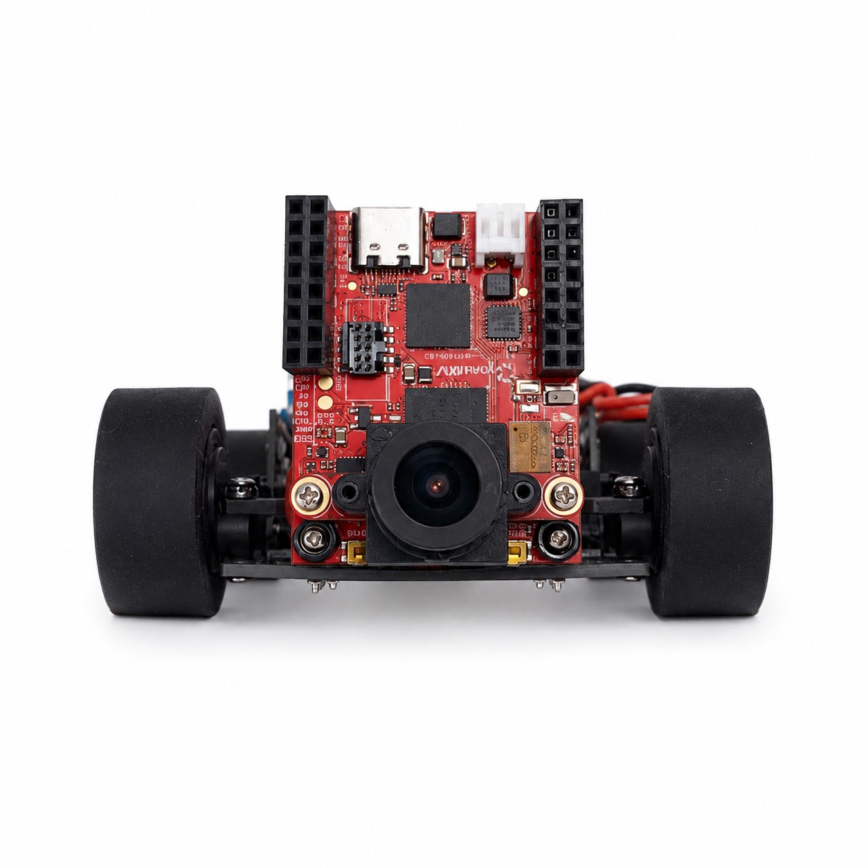 Fotografía de HyperLine Robotics de su vehículo completo visto de frente, con ruedas negras, cámara y electrónica sobre el chasis PCB.
