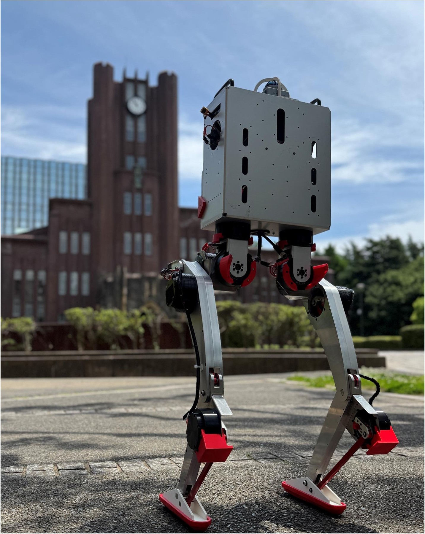 Fotografía oficial de MEVITA completo, con cuerpo metálico y dos piernas, durante un ensayo exterior junto a un edificio.