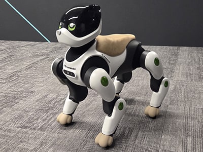 Fotografía oficial del prototipo Home LEO de Kawasaki, blanco y negro, con cuatro patas y hocico frontal.