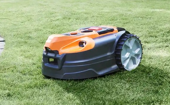 Imagen oficial del cortacésped LawnMaster OcuMow 18 completo sobre césped.