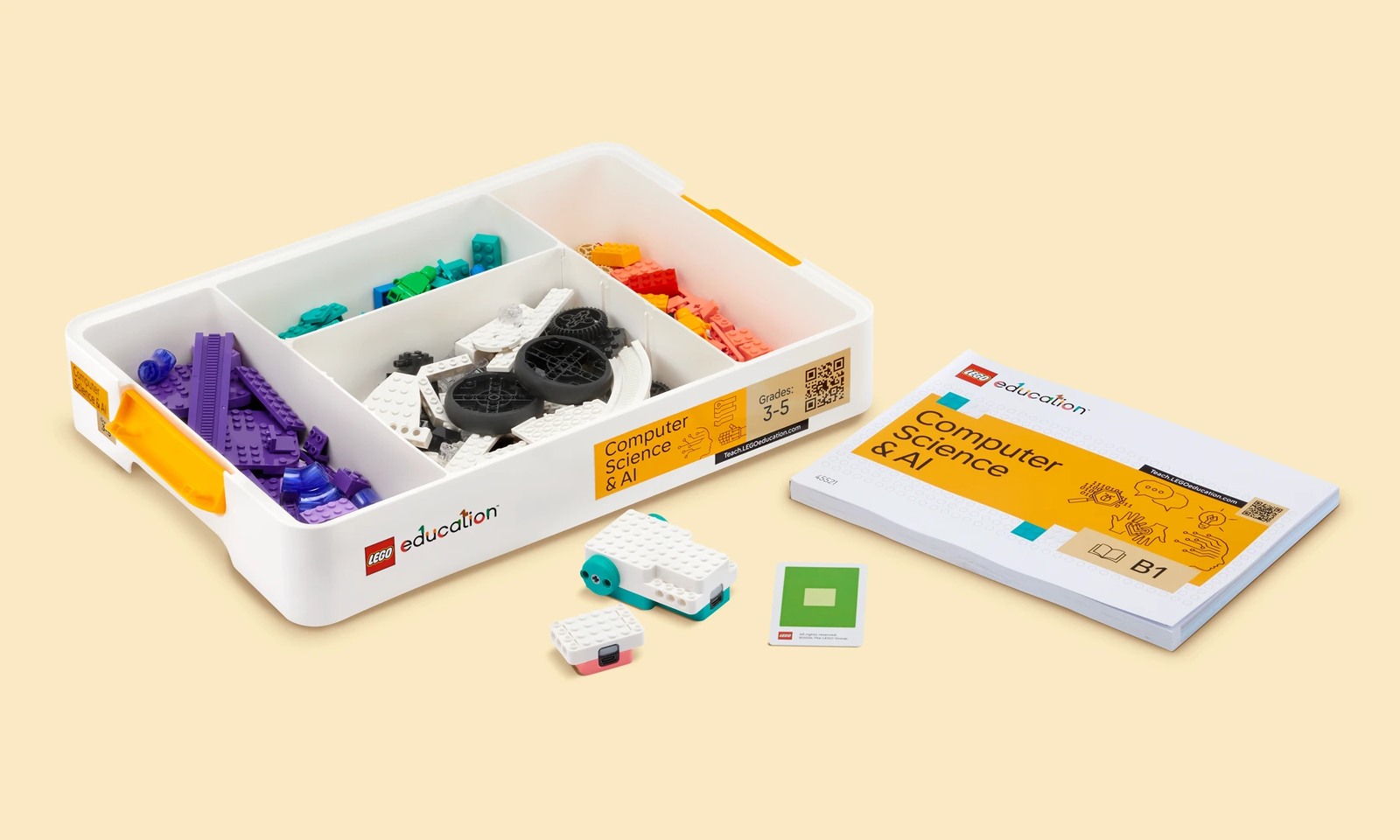 Caja abierta del kit LEGO Education Computer Science & AI 45521 con piezas y componentes